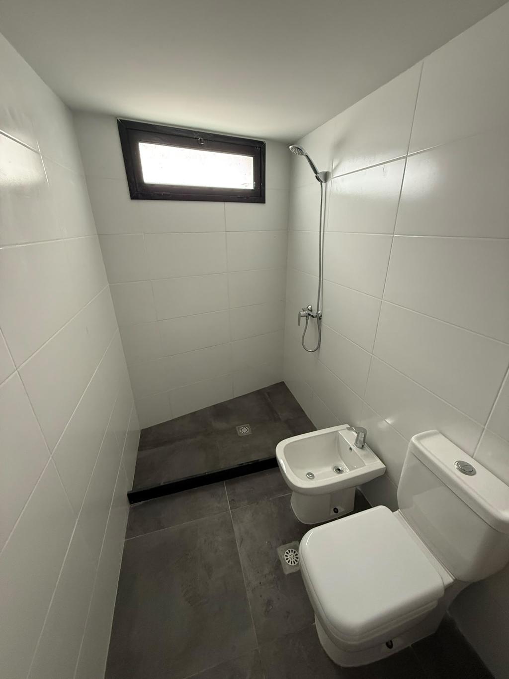 Alquiler apartamento monoambiente con terraza y parrillero porpio. Estrená en Cordón Sur.