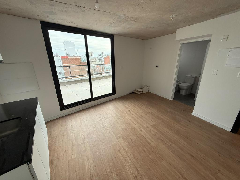 Alquiler apartamento monoambiente con terraza y parrillero porpio. Estrená en Cordón Sur.