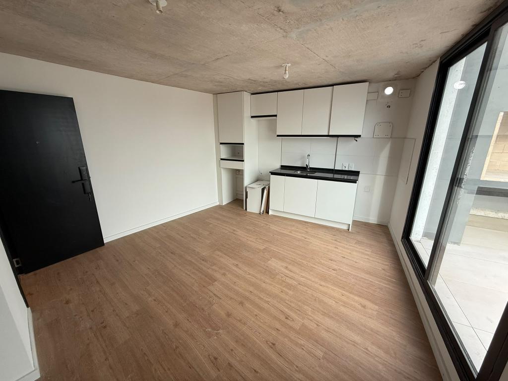 Alquiler apartamento monoambiente con terraza y parrillero porpio. Estrená en Cordón Sur.
