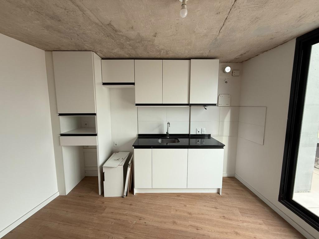 Alquiler apartamento monoambiente con terraza y parrillero porpio. Estrená en Cordón Sur.