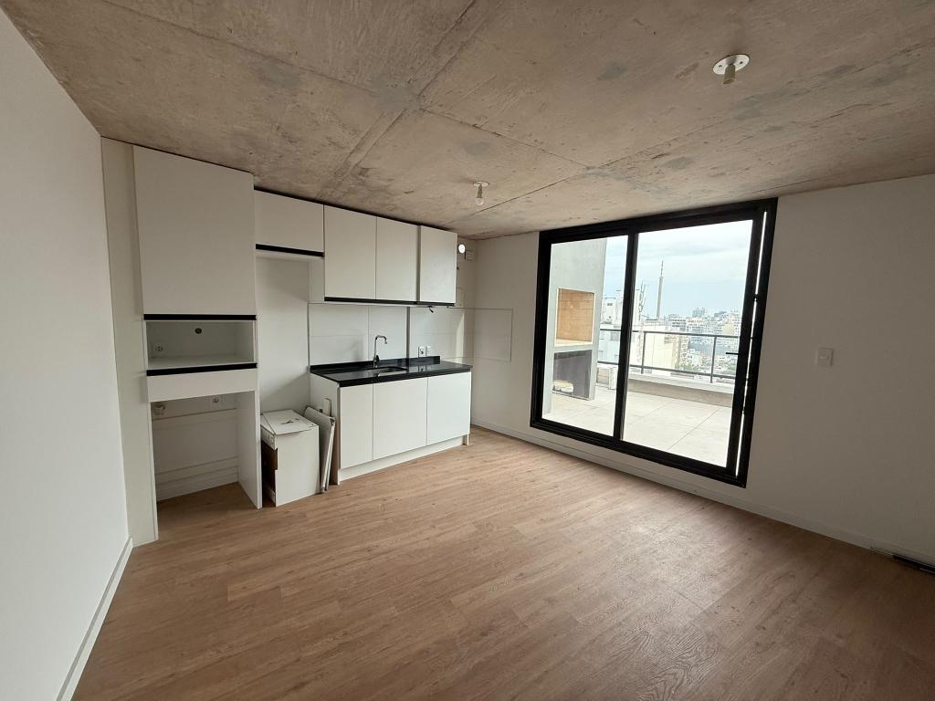 Alquiler apartamento monoambiente con terraza y parrillero porpio. Estrená en Cordón Sur.