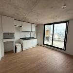 Alquiler apartamento monoambiente con terraza y parrillero porpio. Estrená en Cordón Sur.