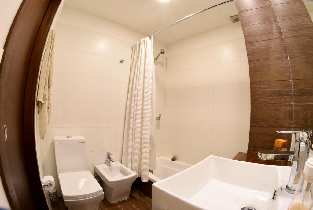 Venta de casa de 3 dormitorios, 3 baños, parrillero y garage en Pocitos.