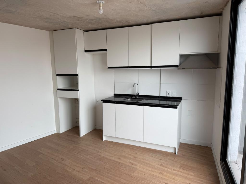 Alquiler apartamento monoambiente con terraza y parrillero porpio. Estrená en Cordón Sur.