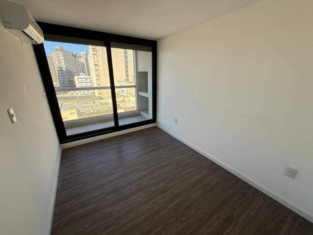VENTA APARTAMENTO 1 DORMITORIO EN TRES CRUCES, CON PARRILLERO PROPIO Y GARAGE