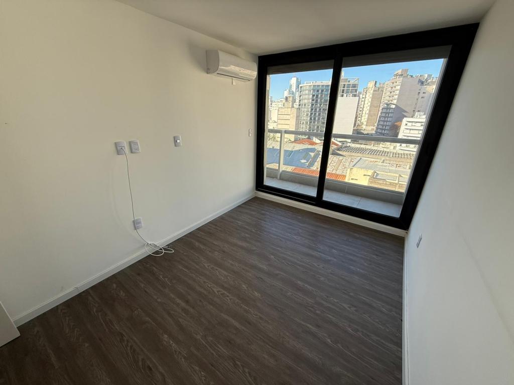 VENTA APARTAMENTO 1 DORMITORIO EN TRES CRUCES, CON PARRILLERO PROPIO Y GARAGE