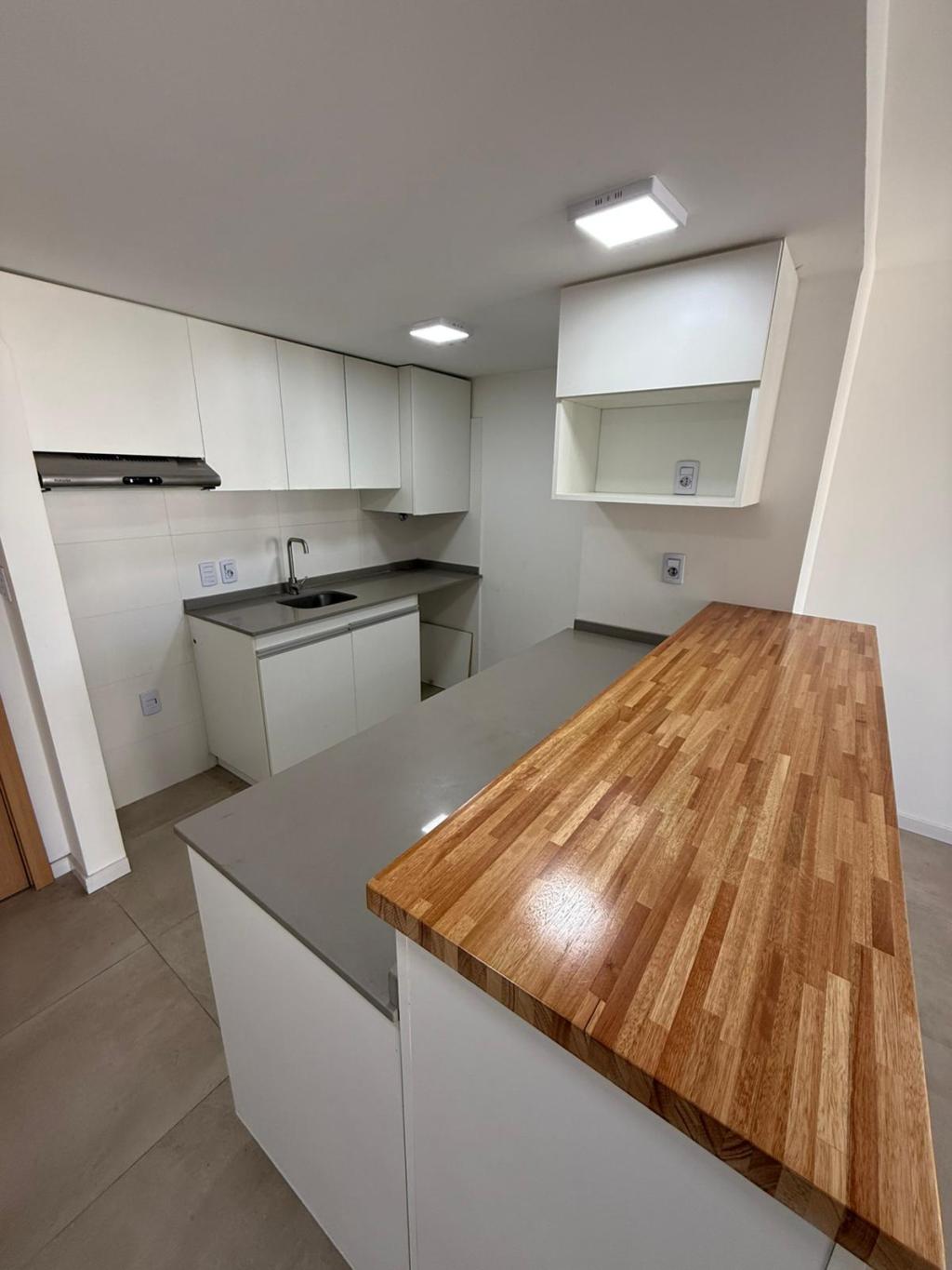 VENTA APARTAMENTO 1 DORMITORIO EN TRES CRUCES, CON PARRILLERO PROPIO Y GARAGE