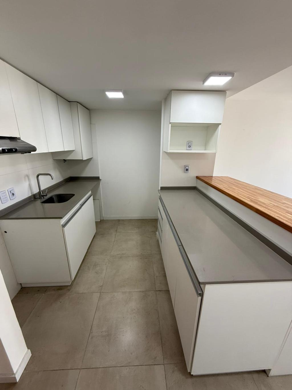 VENTA APARTAMENTO 1 DORMITORIO EN TRES CRUCES, CON PARRILLERO PROPIO Y GARAGE