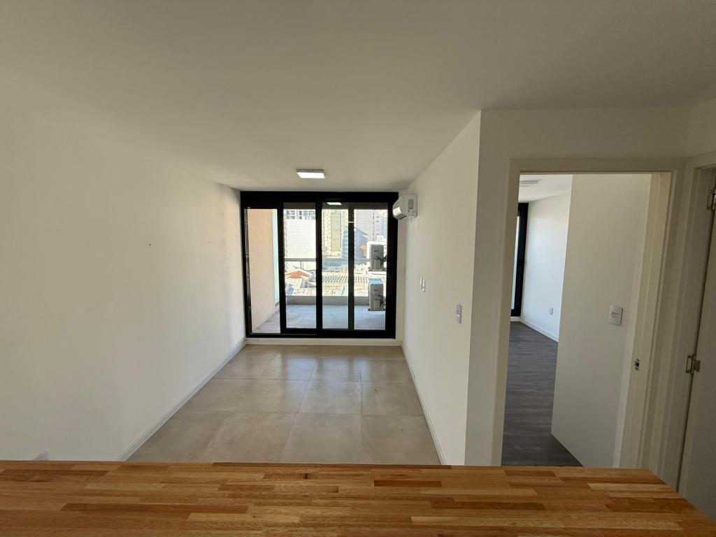ALQUILER APARTAMENTO 1 DORMITORIO EN TRES CRUCES, CON PARRILLERO PROPIO Y GARAGE
