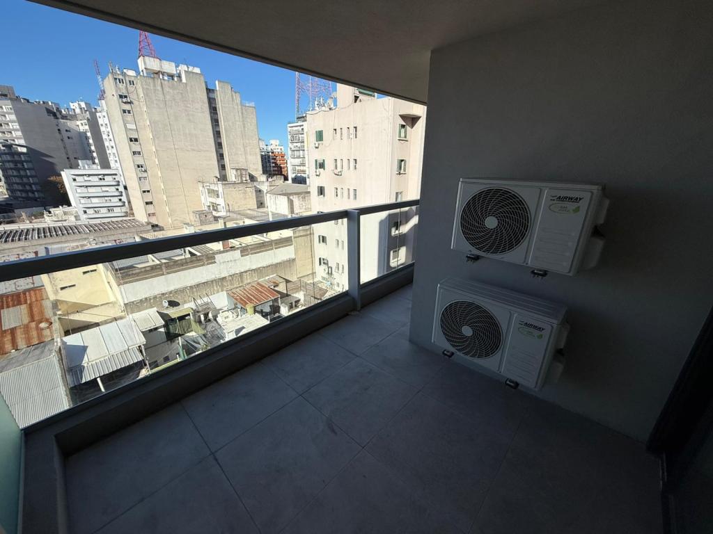 ALQUILER APARTAMENTO 1 DORMITORIO EN TRES CRUCES, CON PARRILLERO PROPIO Y GARAGE