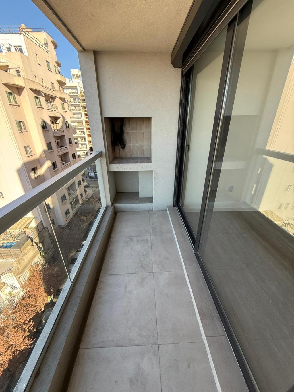 VENTA APARTAMENTO 1 DORMITORIO EN TRES CRUCES, CON PARRILLERO PROPIO Y GARAGE