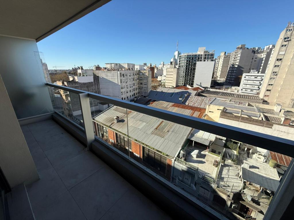 VENTA APARTAMENTO 1 DORMITORIO EN TRES CRUCES, CON PARRILLERO PROPIO Y GARAGE