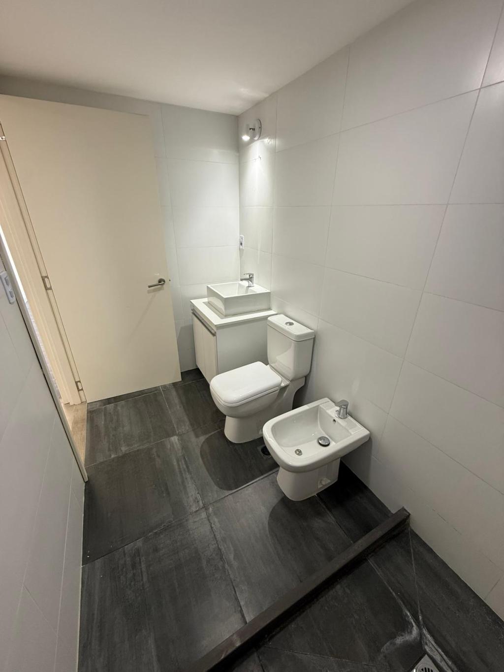 VENTA APARTAMENTO 1 DORMITORIO EN TRES CRUCES, CON PARRILLERO PROPIO Y GARAGE