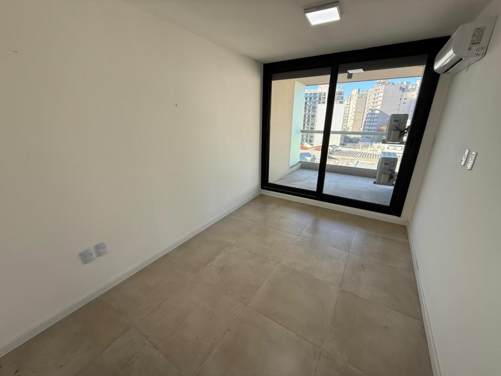 ALQUILER APARTAMENTO 1 DORMITORIO EN TRES CRUCES, CON PARRILLERO PROPIO Y GARAGE