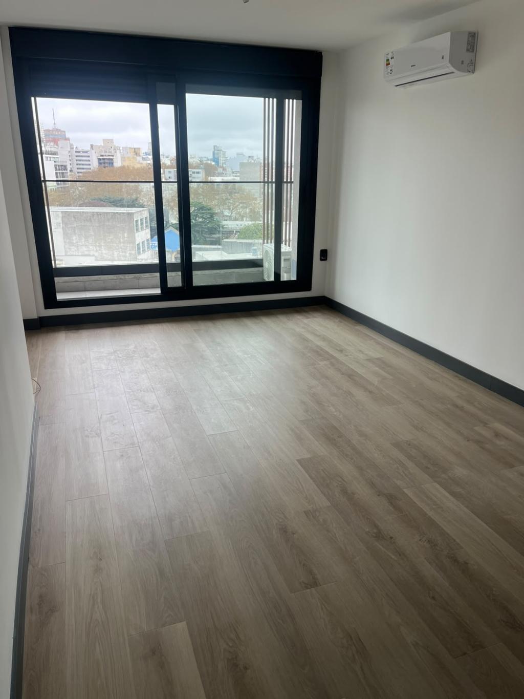 Alquiler apartamento 1 dormitorio en piso alto y garage. Cordón.