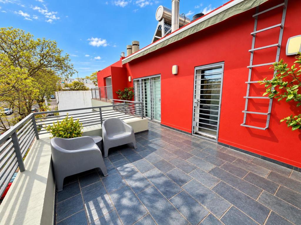 Venta de apartamento tipo casa de 3 dormitorios, 3 baños, parrillero y garage en Parque Batlle.