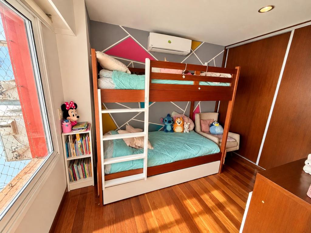 Venta de apartamento tipo casa de 3 dormitorios, 3 baños, parrillero y garage en Parque Batlle.