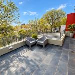 Venta de apartamento tipo casa de 3 dormitorios, 3 baños, parrillero y garage en Parque Batlle.