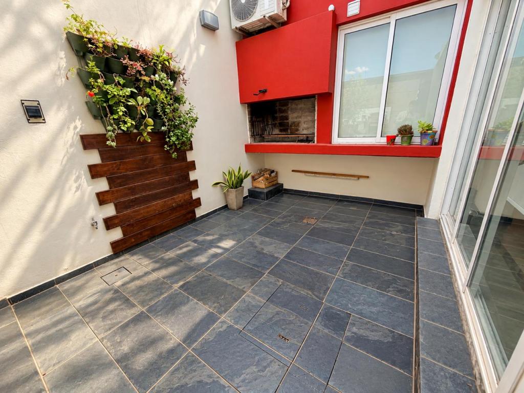 Venta de apartamento tipo casa de 3 dormitorios, 3 baños, parrillero y garage en Parque Batlle.