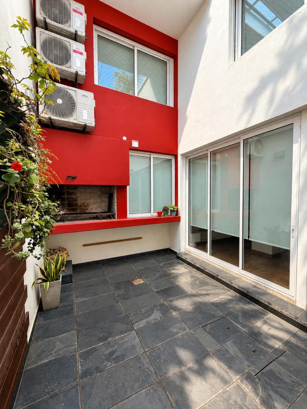Venta de apartamento tipo casa de 3 dormitorios, 3 baños, parrillero y garage en Parque Batlle.