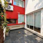 Venta de apartamento tipo casa de 3 dormitorios, 3 baños, parrillero y garage en Parque Batlle.
