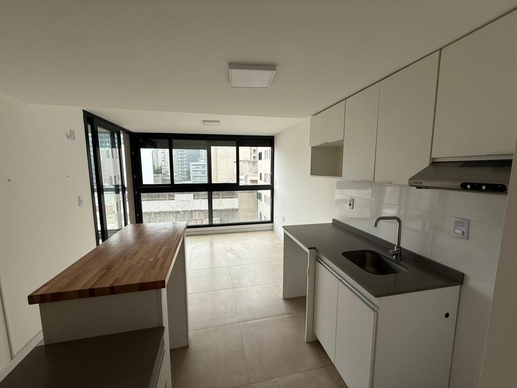 ALQUILER APARTAMENTO CON PARRILLERO PROPIO EN TRES CRUCES - piso 6 al frente.