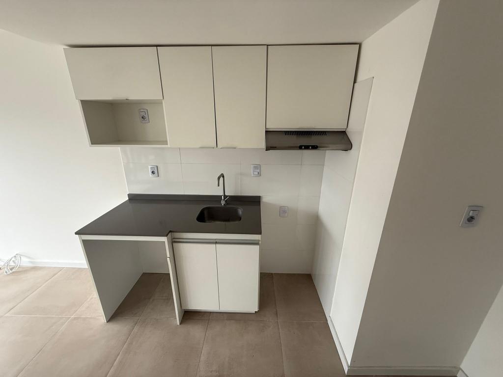 ALQUILER APARTAMENTO CON PARRILLERO PROPIO EN TRES CRUCES - piso 6 al frente.