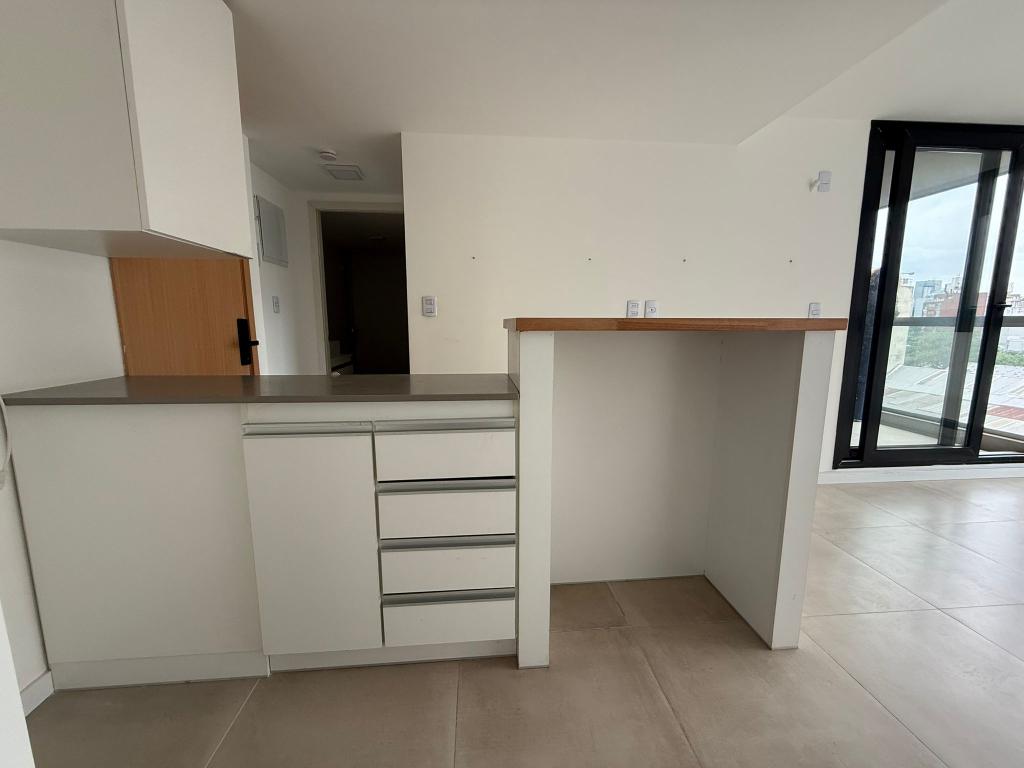 ALQUILER APARTAMENTO CON PARRILLERO PROPIO EN TRES CRUCES - piso 6 al frente.