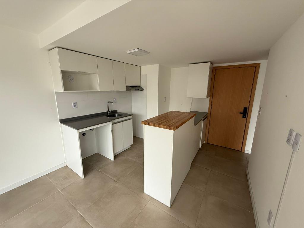 ALQUILER APARTAMENTO CON PARRILLERO PROPIO EN TRES CRUCES - piso 6 al frente.