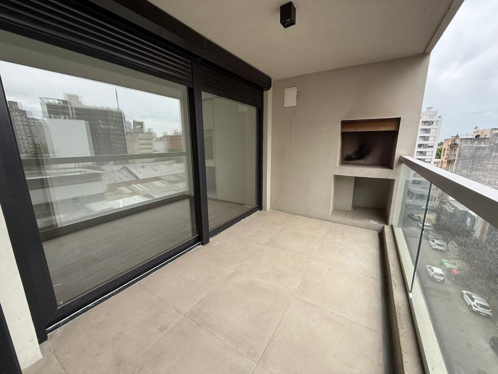 ALQUILER APARTAMENTO CON PARRILLERO PROPIO EN TRES CRUCES - piso 6 al frente.
