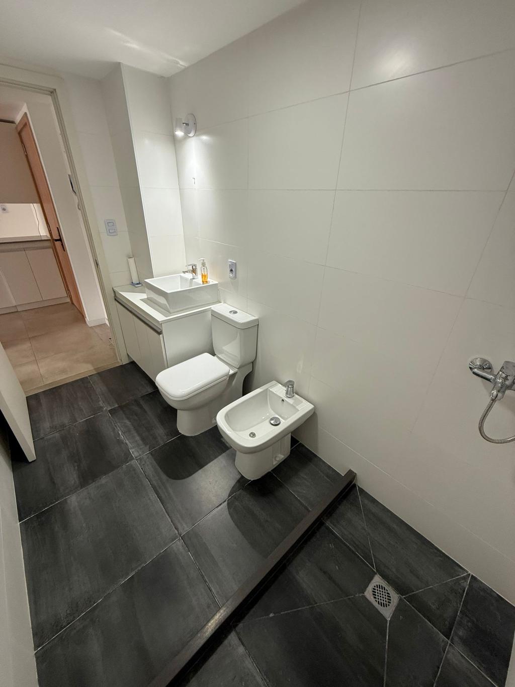 ALQUILER APARTAMENTO CON PARRILLERO PROPIO EN TRES CRUCES - piso 6 al frente.