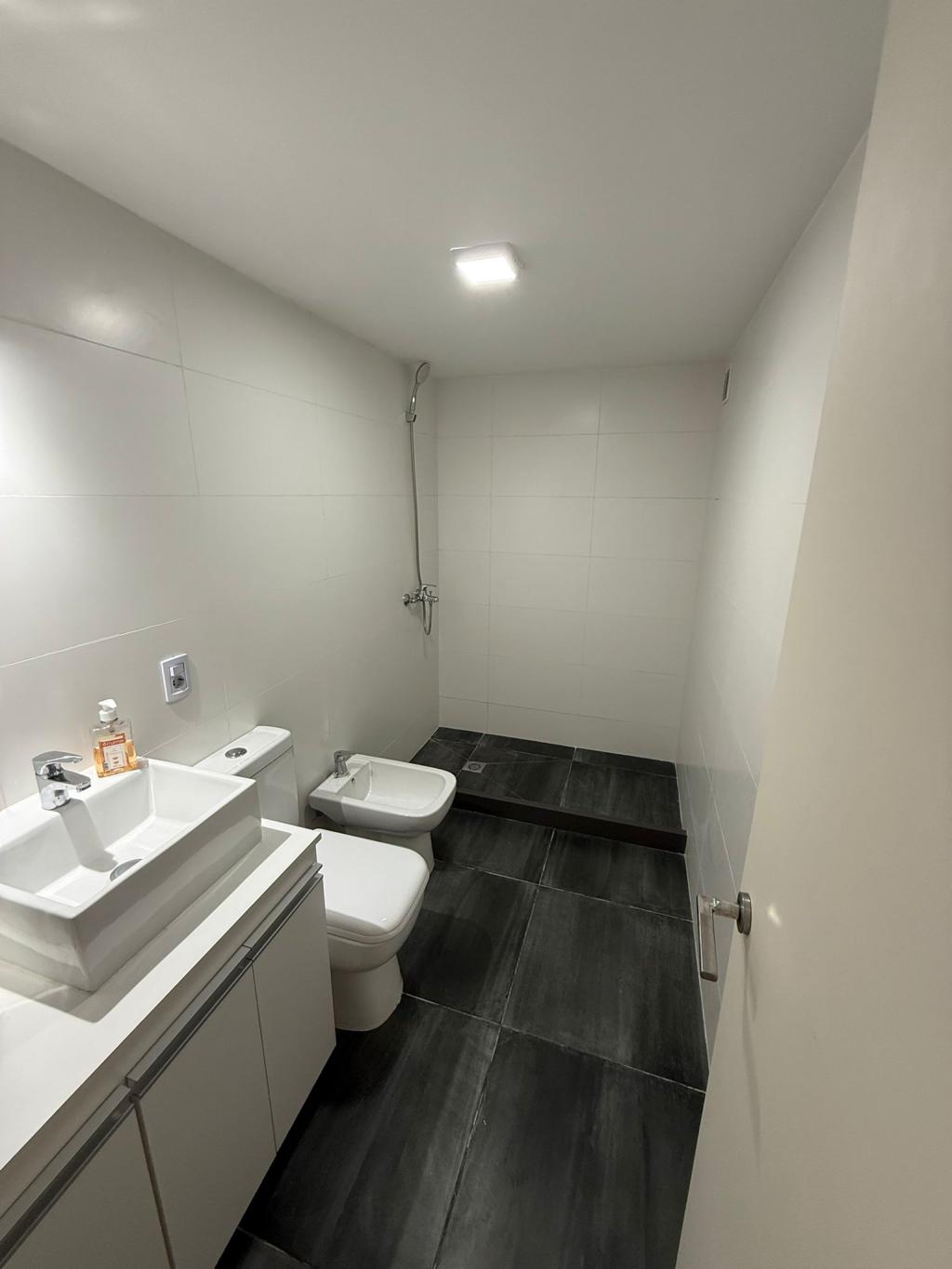 ALQUILER APARTAMENTO CON PARRILLERO PROPIO EN TRES CRUCES - piso 6 al frente.