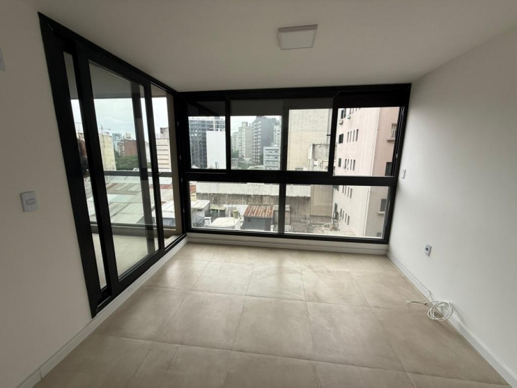 VENTA APARTAMENTO 1 DORMITORIO EN TRES CRUCES - CON PARRILLERO PROPIO Y GARAGE EN PISO 6