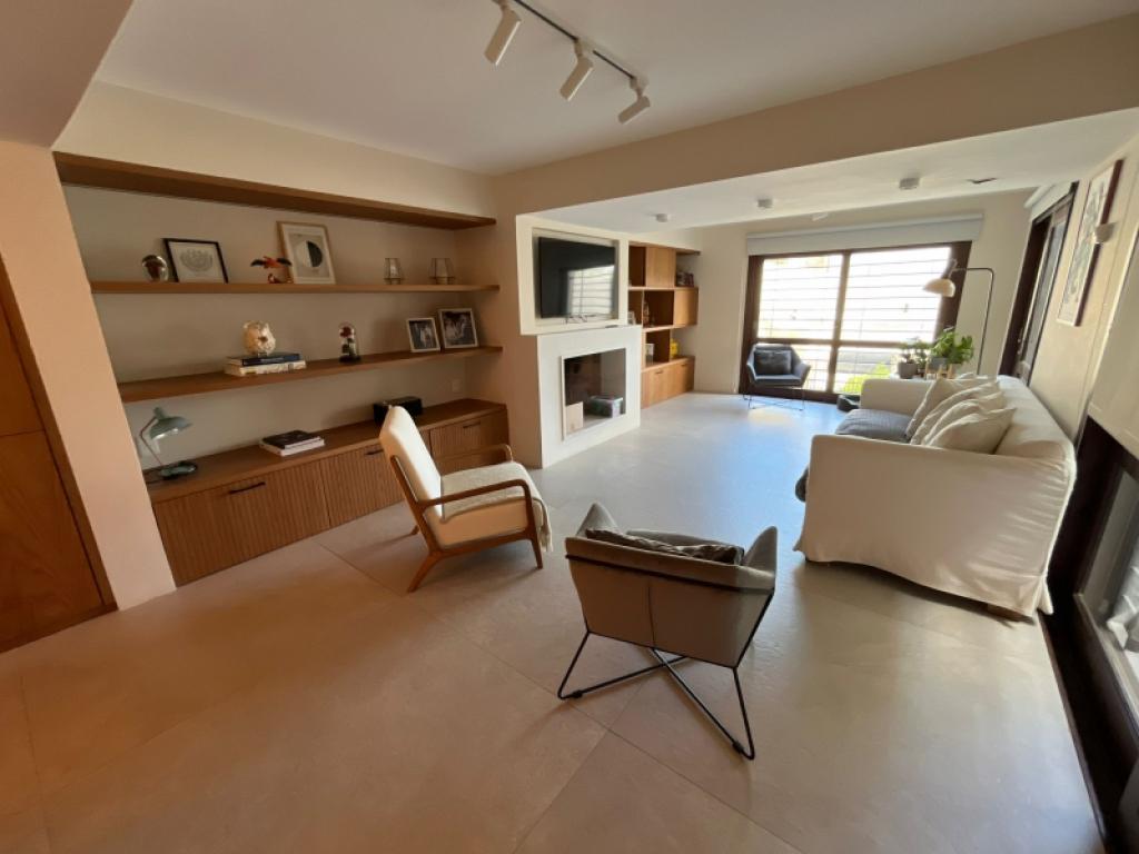 Venta apartamento tipo casa de 4 dormitorios y garage en Pocitos