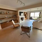 Venta apartamento tipo casa de 4 dormitorios y garage en Pocitos