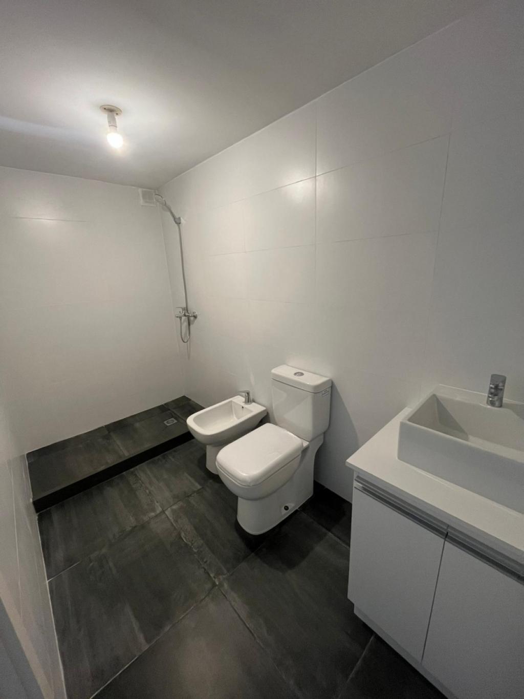 ALQUILER APARTAMENTO 1 DORMITORIO EN TRES CRUCES CON PARRILLERO PROPIO