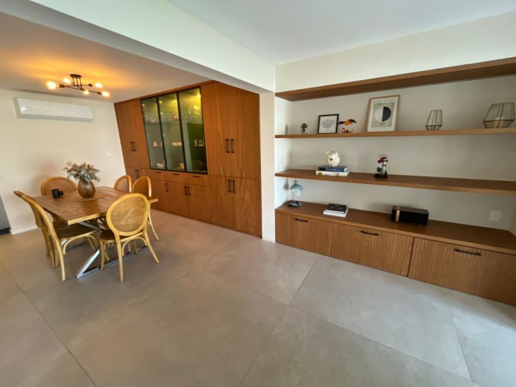 Venta apartamento tipo casa de 4 dormitorios y garage en Pocitos