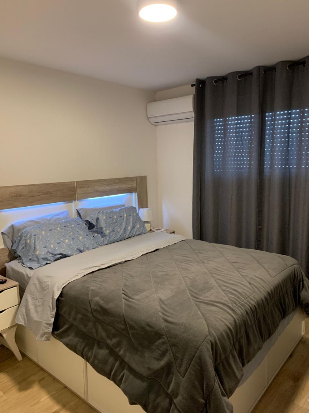 Alquiler apartamento 1 dormitorio en piso alto al frente, Cordón Sur.