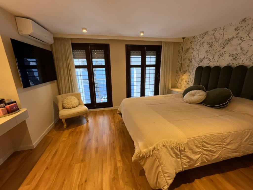 Venta apartamento tipo casa de 4 dormitorios y garage en Pocitos