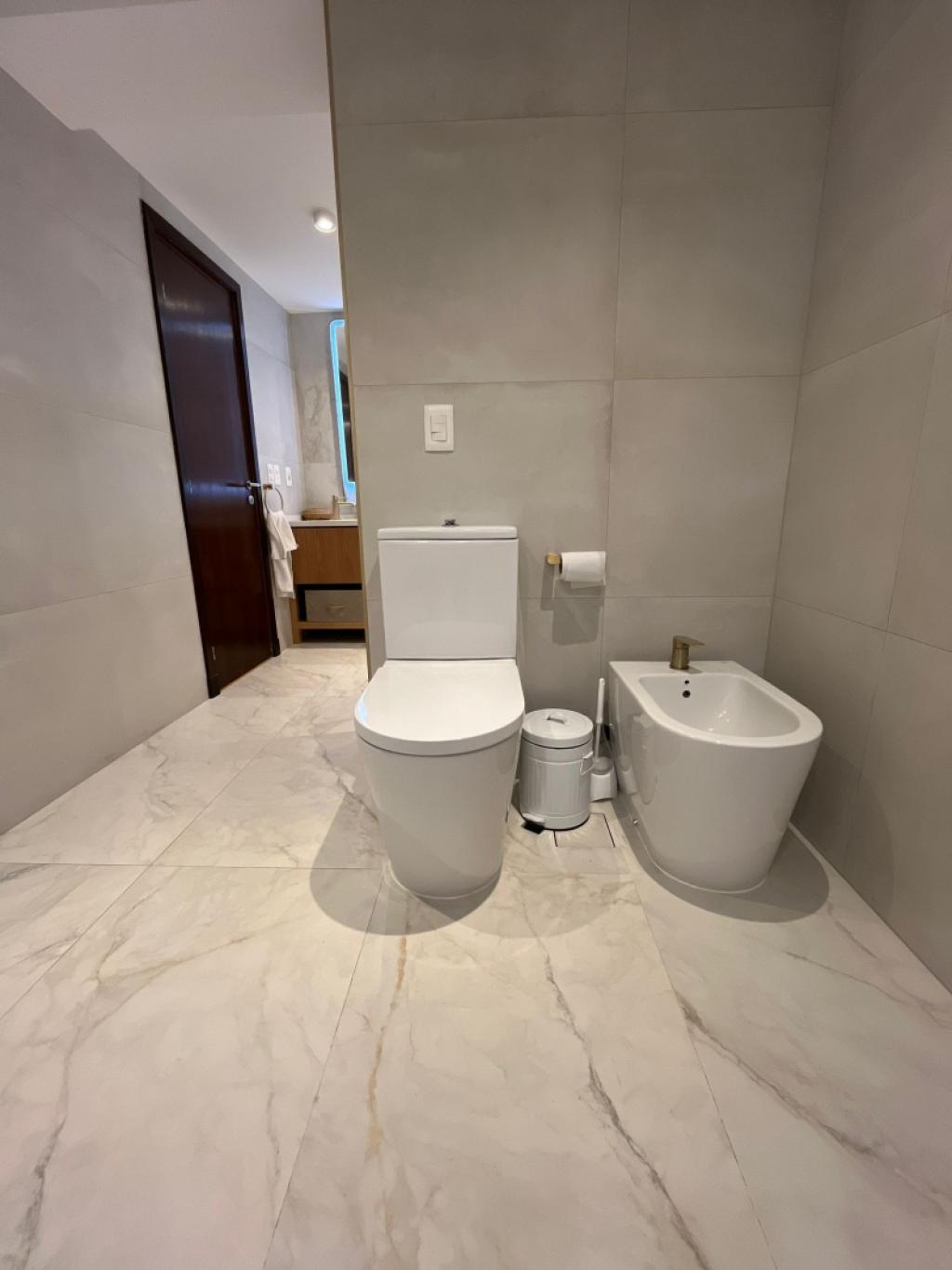 Venta apartamento tipo casa de 4 dormitorios y garage en Pocitos