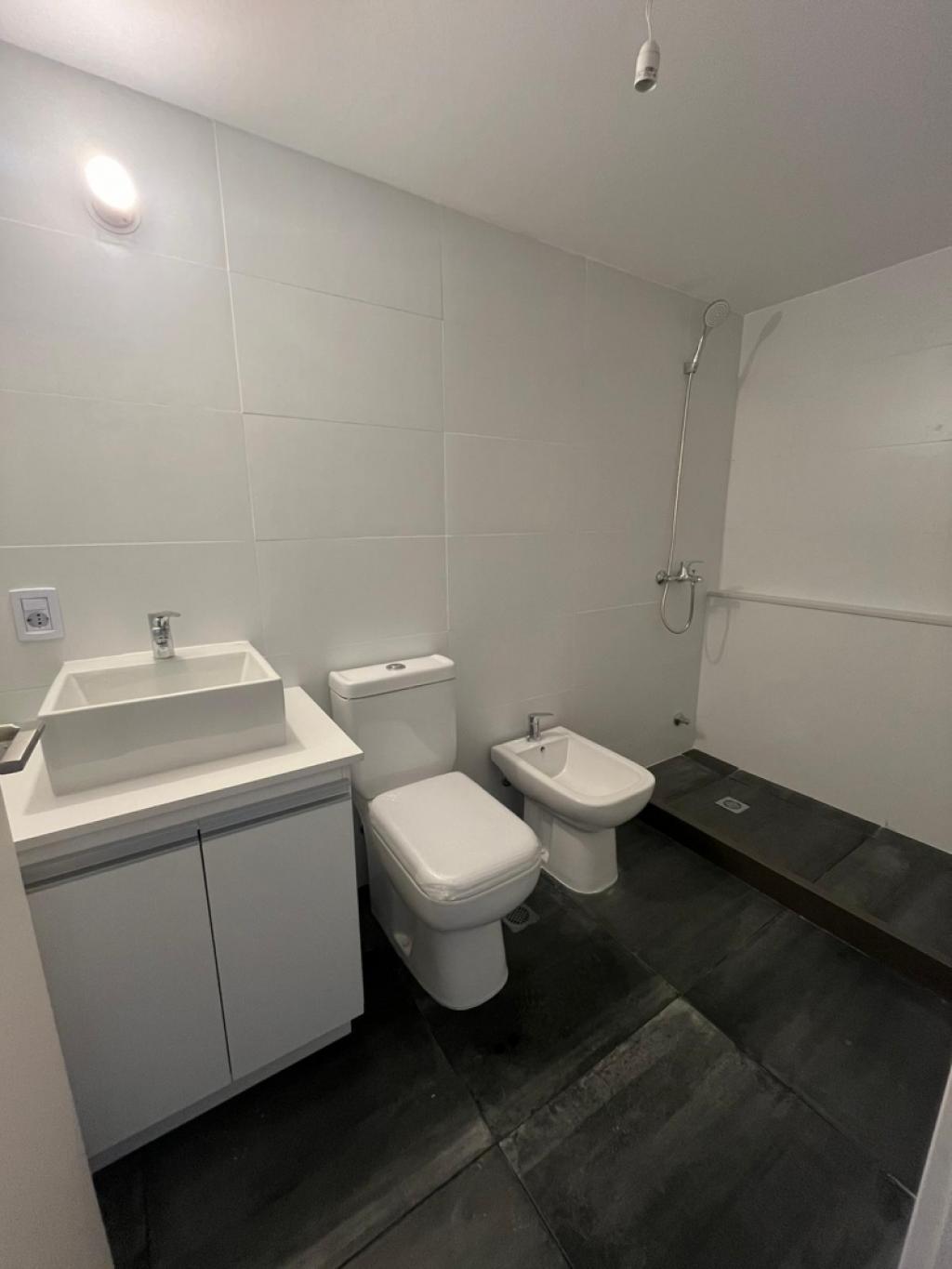 Alquiler apartamento 1 domitorio con parrillero propio.