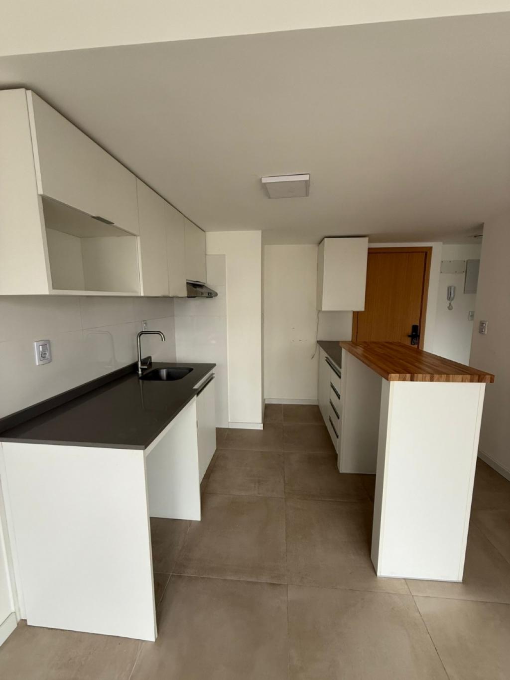 VENTA APARTAMENTO 1 DORMITORIO EN TRES CRUCES - CON PARRILLERO PROPIO Y GARAGE EN PISO 6