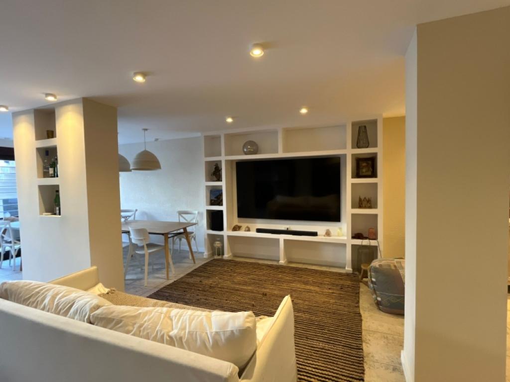 Venta apartamento tipo casa de 4 dormitorios y garage en Pocitos