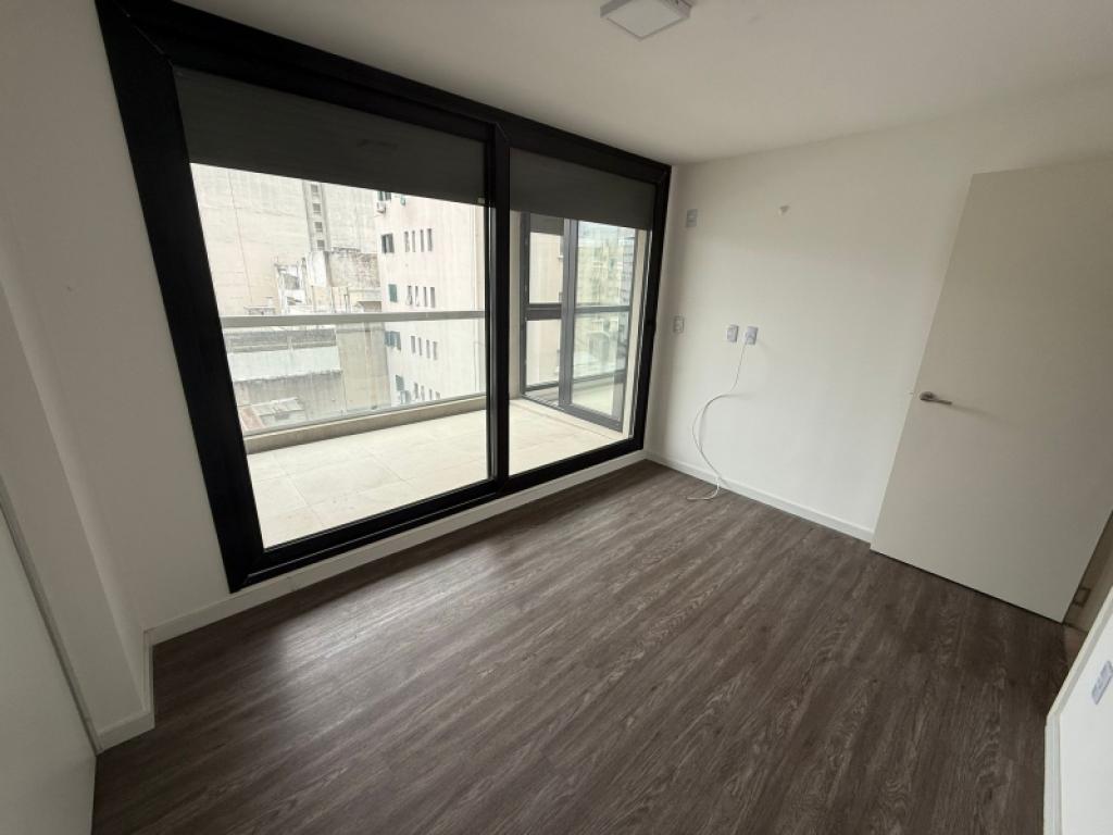 VENTA APARTAMENTO 1 DORMITORIO EN TRES CRUCES - CON PARRILLERO PROPIO Y GARAGE EN PISO 6
