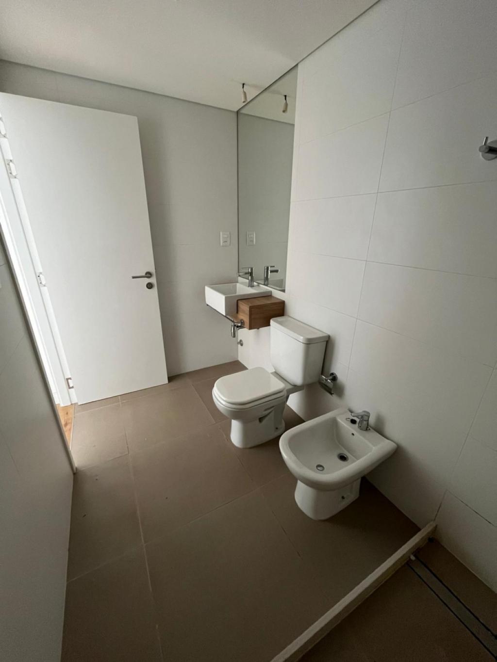 VENTA DE APARTAMENTO DE 1 DORMITORIO EN PISO 2 DE DISTRITO M MALVIN - CON RENTA