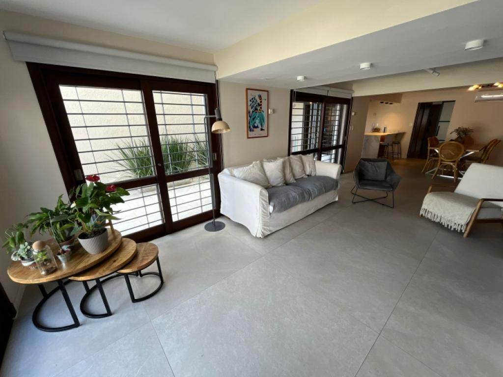 Venta apartamento tipo casa de 4 dormitorios y garage en Pocitos