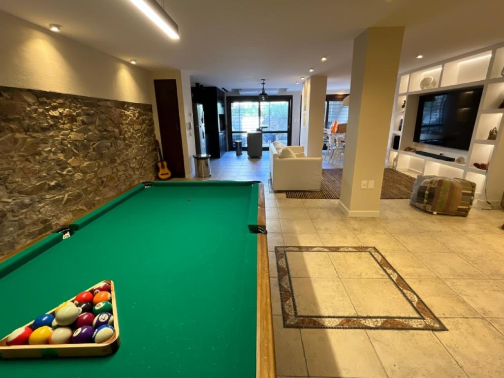 Venta apartamento tipo casa de 4 dormitorios y garage en Pocitos