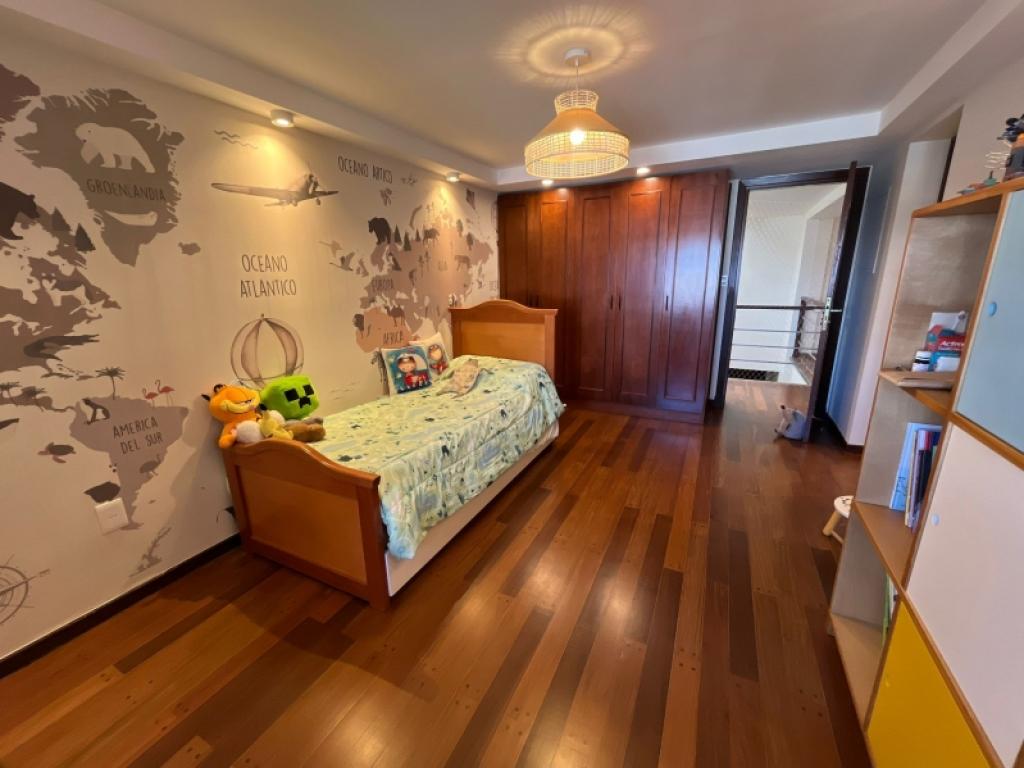 Venta apartamento tipo casa de 4 dormitorios y garage en Pocitos