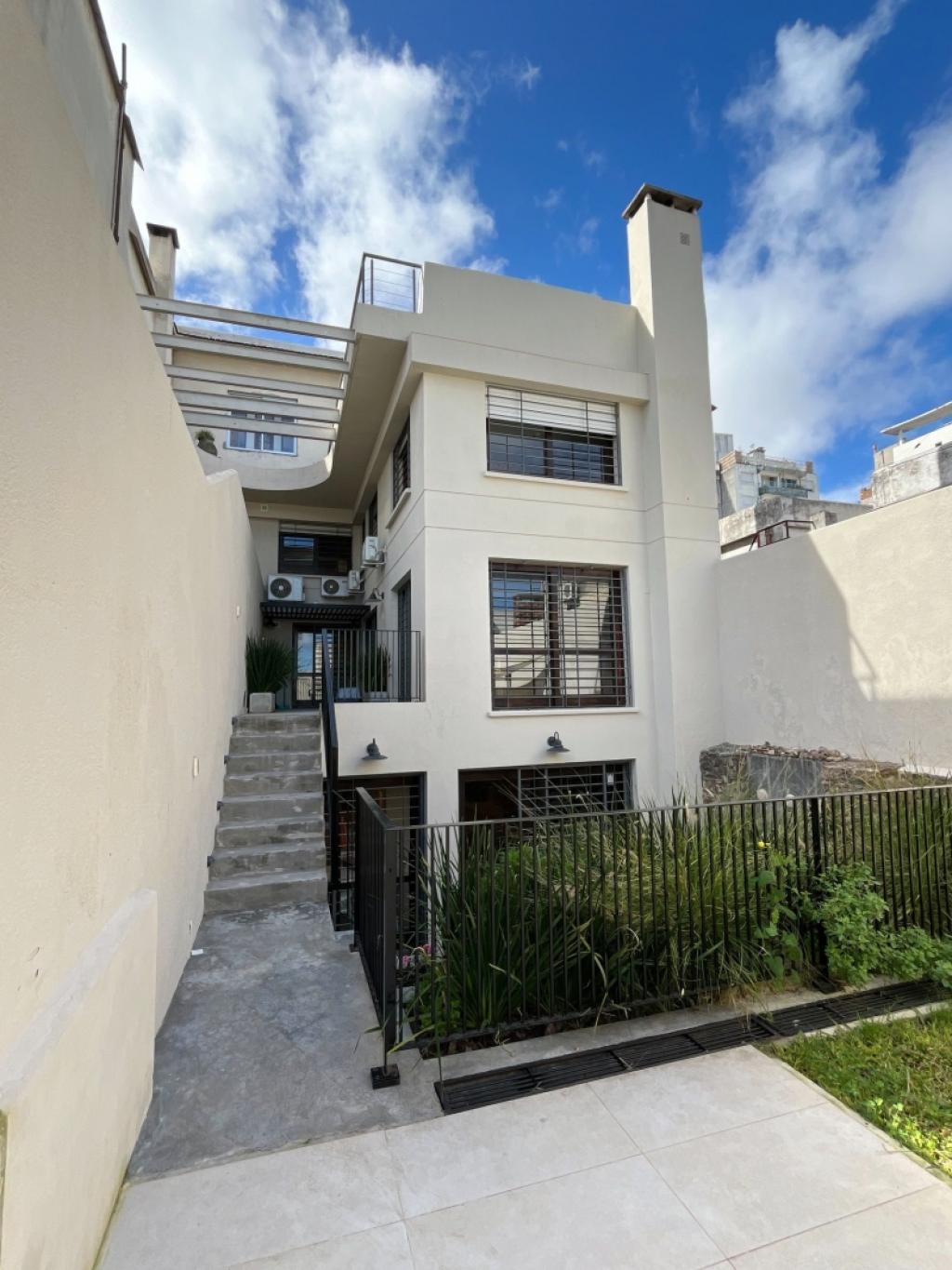 Venta apartamento tipo casa de 4 dormitorios y garage en Pocitos