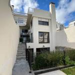 Venta apartamento tipo casa de 4 dormitorios y garage en Pocitos